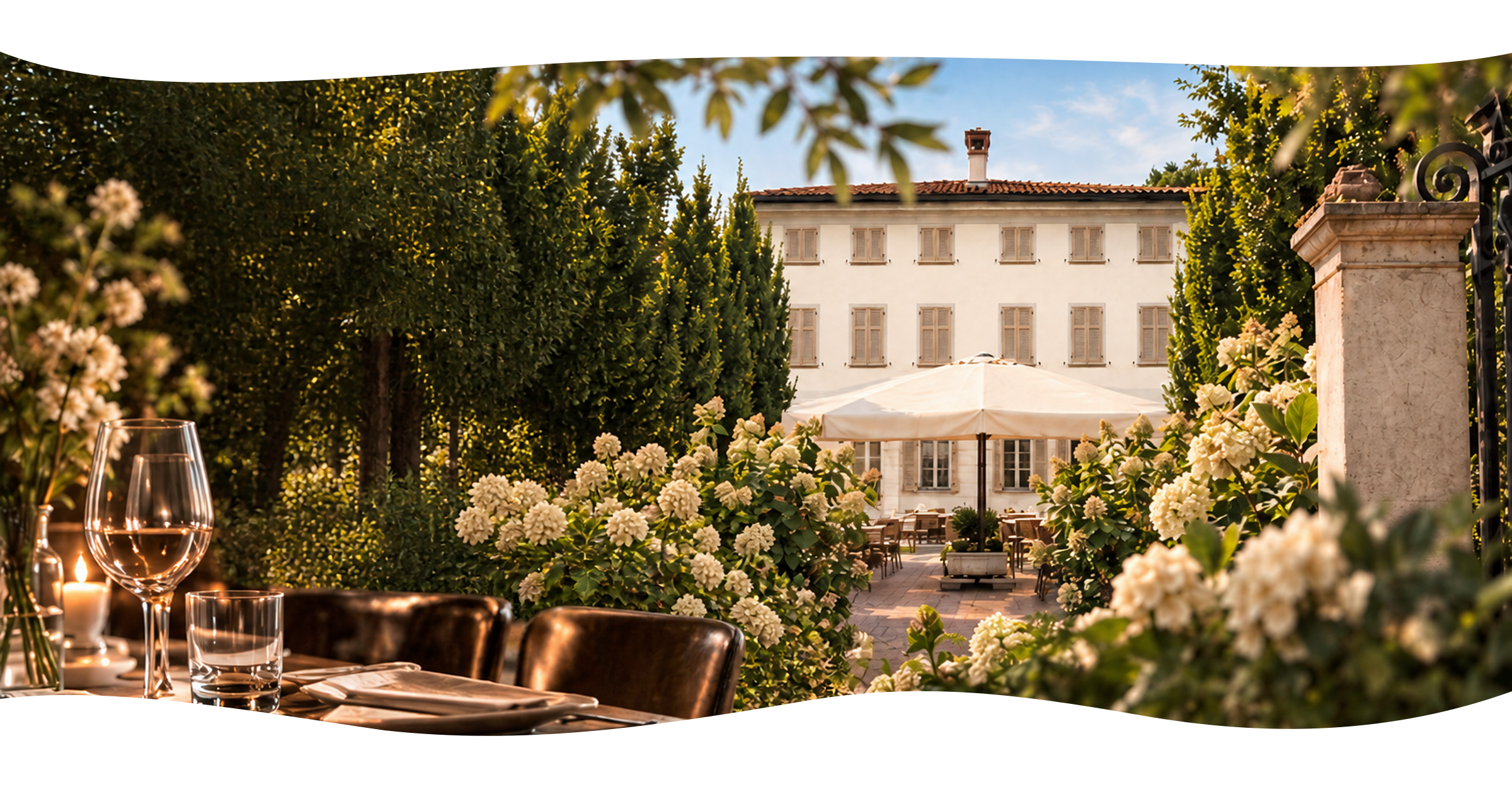 La villa di La Corte e una tavola apparecchiata nel giardino